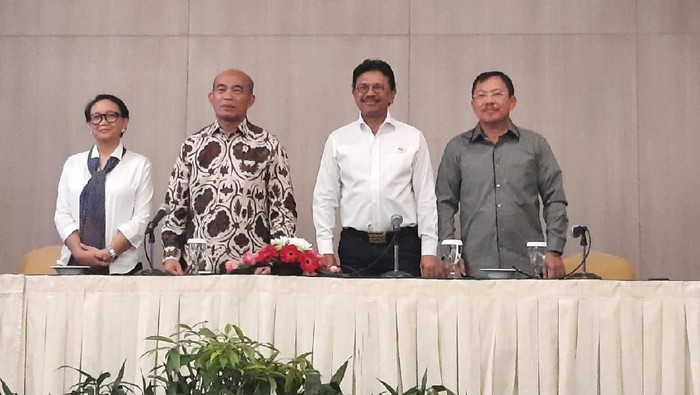 Menkominfo Johnny G Plate (kemeja putih). (Foto: Yogi Ernes/detikcom)