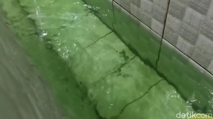 Air berwarna hijau terang misterius mengalir di kran masjid Kabupaten Pekalongan, Selasa (3/3/2020).