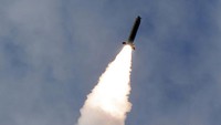 Disebutkan JCS bahwa proyektil dari Korut itu mengudara sejauh 240 kilometer, dengan ketinggian maksimum 35 kilometer. Korean Central News Agency/Korea News Service via AP.