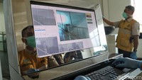 Petugas saat memantau kesiapan sejumlah alat yang dikerahkan untuk pencegahan virus corona.