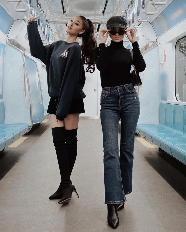 Amanda Rawles bersama Caitlin Halderman memilih busana serba hitam. Lihat saja tampilannya, terlihat sangat keren bukan? Amanda memadukan turtle neck lengan panjang berwarna hitam dengan celana jeans berwarna biru tua dan ankle boots berwarna hitam. Foto: Instagram