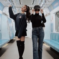 Amanda Rawles bersama Caitlin Halderman memilih busana serba hitam. Lihat saja tampilannya, terlihat sangat keren bukan? Amanda memadukan turtle neck lengan panjang berwarna hitam dengan celana jeans berwarna biru tua dan ankle boots berwarna hitam. Foto: Instagram