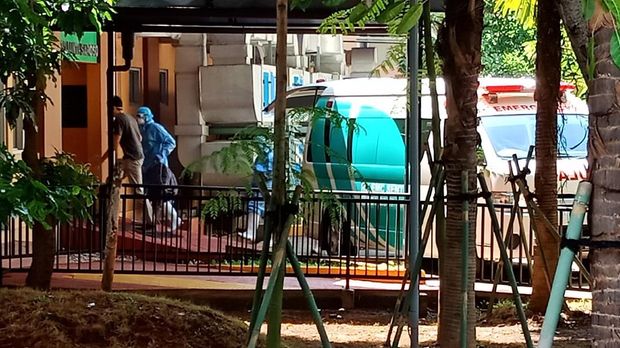 Ambulans RSPP-RS EMC Turunkan Pasien di Gedung Isolasi RSPI Sulianti Saroso