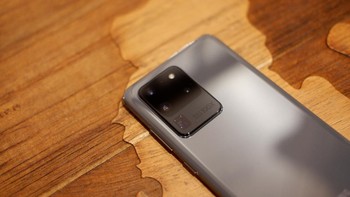 Ponsel ini menawarkan kemampuan perekaman video 8K. Foto: Adi Fida Rahman/detikINET