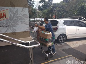 Waspada Corona, Hand Sanitizer di Supermarket Bandung Ludes