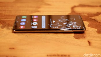 Bagian bawahnya terdapat port USB Type C dan speaker. Sisi kanannya terdapat tombol pengaturan volume dan power. Foto: Adi Fida Rahman/detikINET