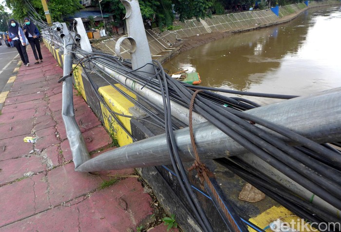 Akibat Banjir Pagar Besi Di Jalan Kh Abdullah Syafei Belum Diperbaiki