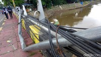 Sejumlah warga melintasi jembatan yang pagar besinya rusak di kawasan Jalan KH Abdullah Syafei, Jakarta, Selasa (3/3/2020).