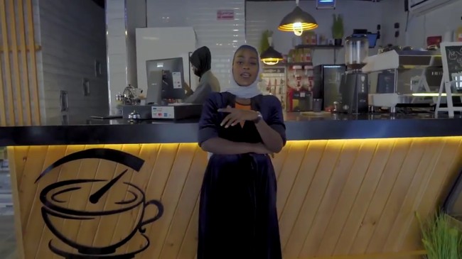 Penyanyi wanita Asayel Slay jadi kontroversi atas lagunya yang berjudul Bint Mecca atau Girl from Mecca. Video musil lagu itu diklaim menyinggung kota suci Mekah, yang diyakini sebagai tempat kelahiran Nabi Muhammad. Foto: screenshot youtube