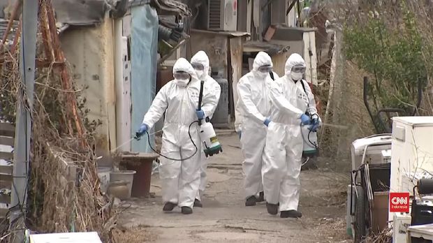 Ilustrasi penyemprotan disinfektan.