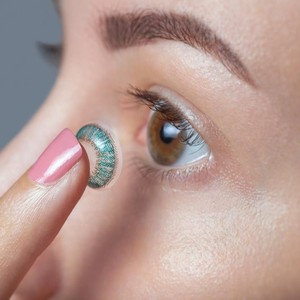 Viral Wanita Tak Sadar Ada 23 Lensa Kontak Menumpuk di Mata, Dokter Pun Kaget