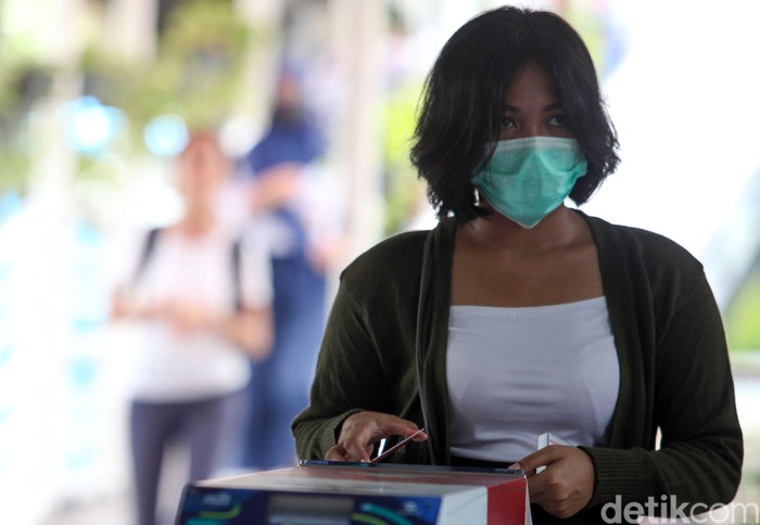 Warga Jakarta Beraktivitas Pakai Masker Indonesia belum lama ini laporkan kasus pertama 2 WNI positif virus corona. Sebagai langkah pencegahan, warga di Jakarta pun kenakan masker saat beraktivitas.