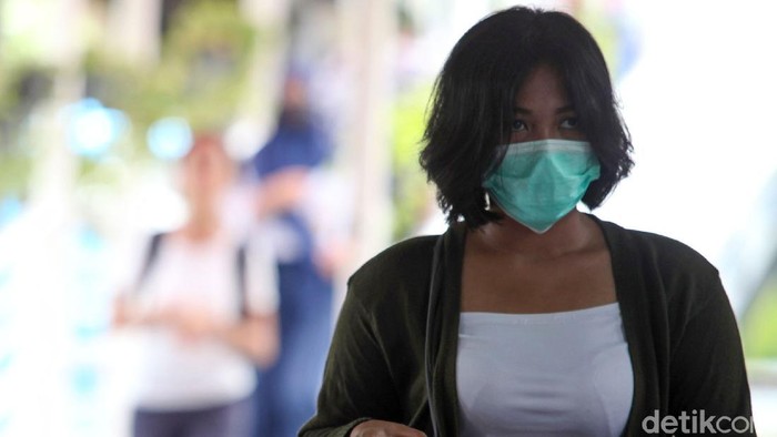 Indonesia belum lama ini laporkan kasus pertama 2 WNI positif virus corona. Sebagai langkah pencegahan, warga di Jakarta pun kenakan masker saat beraktivitas.