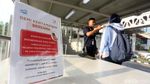Penumpang LRT Velodrome Jalani Pemeriksaan Suhu Tubuh