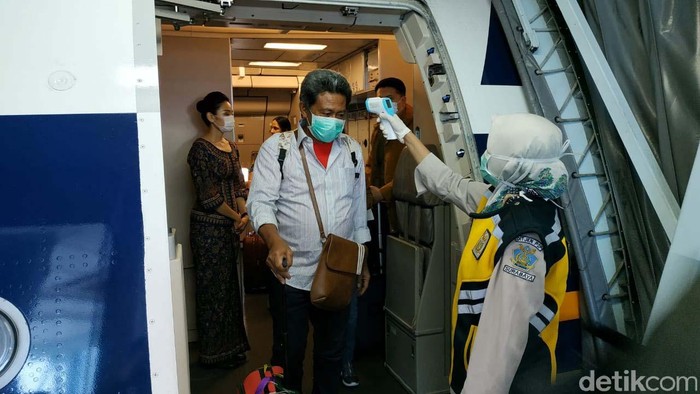 Penumpang dari Singapura dan Malaysia Diperiksa Thermo Gun Puluhan penumpang yang datang dari Singapura dan Malaysia mendapat pemeriksaan thermo gun. Pemeriksaan dilakukan di Bandara International Juanda Surabaya.