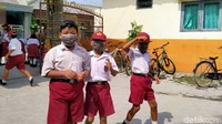 Sejumlah anak juga tampak mengenakan masker saat bermain di halaman sekolah guna menghindari menghirup abu letusan Gunung Merapi.
