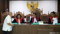Gugatan tersebut berawal ketika warga Jakarta yang menjadi korban banjir pada 1 Januari 2020 menggugat Gubernur DKI Jakarta Anies Baswedan. Dalam berkas gugatan yang dimasukkan ke PN Jakpus itu, tidak ada tergugat lain.