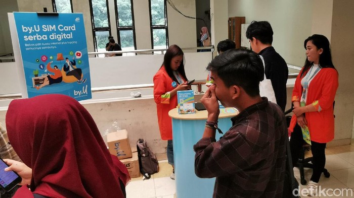 by.U di Acara detikcom Goes to Campus UNS Solo