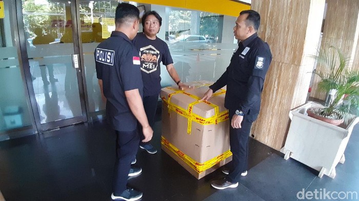 Boks berisi masker yang diamankan di Makassar (Muhammad Nur Abdurrahman/detikcom)