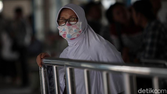 Indonesia belum lama ini laporkan kasus pertama 2 WNI positif virus corona. Sebagai langkah pencegahan, warga di Jakarta pun kenakan masker saat beraktivitas.