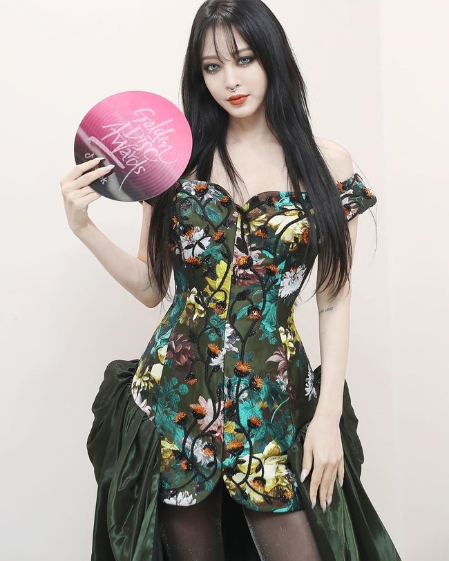 Han Ye Seul pun mulai berpikir mengapa belakangan pria-pria seperti menjauh. Mungkin mereka berpikir pernikahan adalah prasyarat. (Jangan khawatir) Karena aku tidak punya niat untuk menikah, ungkapnya. Aku lelah hidup single, tambah mantan pacar produser YG Entertainment, Teddy Park tersebut. Foto: Instagram @han_ye_seul_