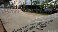 Fasilitas skatepark di kolong JLNT Casablanca, Jakarta, tampak dipenuhi coretan, Selasa (3/3/2020).