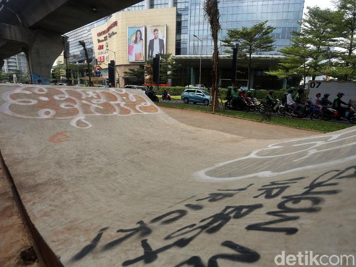 Skatepark Kolong JLNT Casablanca Penuh Coretan Fasilitas skatepark yang berada di kolong JLNT Casablanca jadi sasaran aksi vandalisme. Berikut penampakannya.