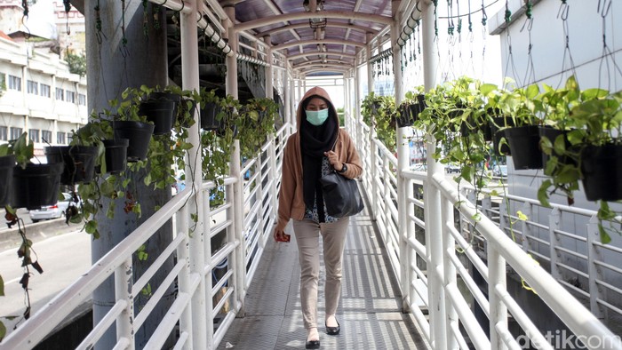 Indonesia belum lama ini laporkan kasus pertama 2 WNI positif virus corona. Sebagai langkah pencegahan, warga di Jakarta pun kenakan masker saat beraktivitas.