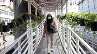 Tak hanya digunakan saat sedang sakit, masker juga kerap digunakan oleh warga saat beraktivitas di luar ruangan guna menangkal debu maupun asap.