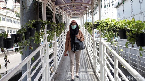 Potret Warga Ibu Kota Wara-wiri Pakai Masker