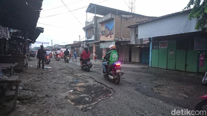 Jalan di Depan Pasar Garuda Medan Rusak Parah, Parit Penuh Sampah