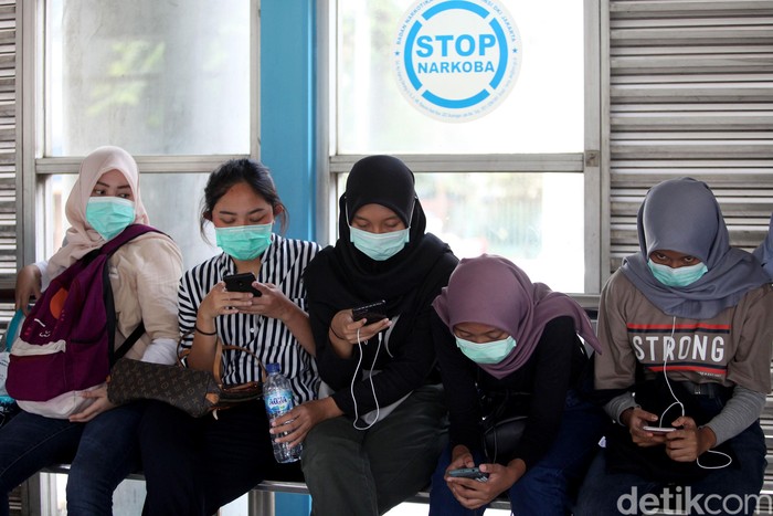 Indonesia belum lama ini laporkan kasus pertama 2 WNI positif virus corona. Sebagai langkah pencegahan, warga di Jakarta pun kenakan masker saat beraktivitas.