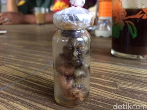 Geger! Sosok Tuyul Bermuka Seram Huni Botol di Ciamis