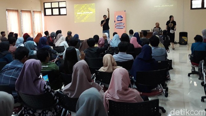 Acara dYouthizen detikcom di Universitas Sebelas Maret (UNS) Solo, Selasa (3/3/2020).