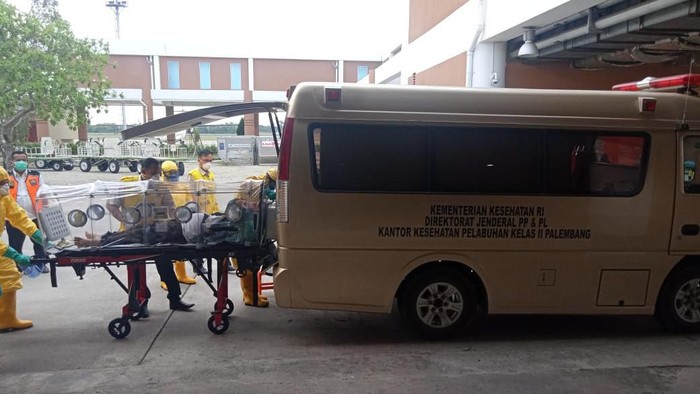 Seorang jemaah umroh dievakuasi ke RS Mohammad Hoesin usai mendarat di bandara Palembang (dok. Istimewa)