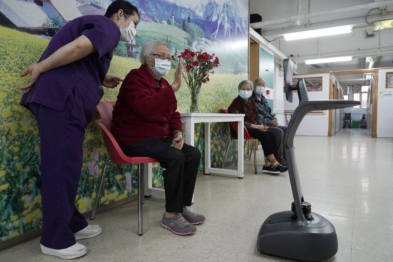 Virus corona telah menginfeksi puluhan ribu orang di berbagai negara di dunia. Di Hong Kong robot canggih pun dikerahkan guna lindungi para lansia dari COVID-19