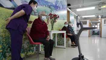Penyebaran virus corona yang sedemikian masif membuat pusat perawatan lansia di Hong Kong menggunakan robot Temi untuk menjembatani komunikasi antara para lansia di pusat perawatan itu dengan kerabat mereka.