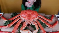 Kerap mukbang dengan porsi jumbo, ia pun menikmati keping jumbo seorang diri. Jenis kepiting tersebut adalah king crab yang kemudian diolah hanya dengan cara direbus. Rasa daging kepiting yang gurih lalu dinikmati bersamaan dengan saus. Foto: Instagram @ssoyoung6497