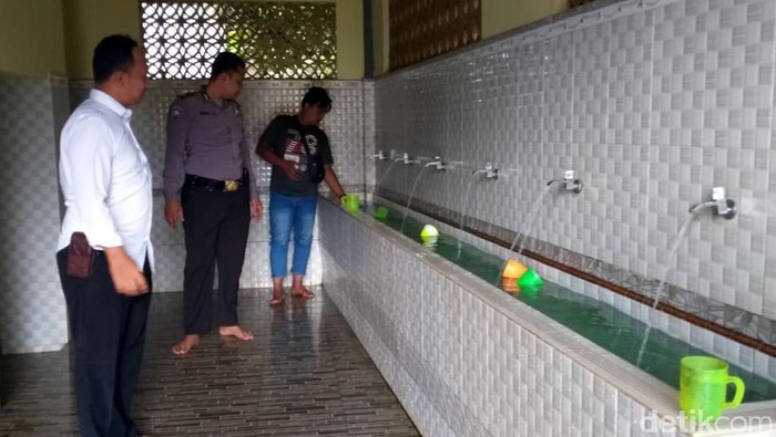 Air berwarna hijau terang misterius mengalir di kran masjid Kabupaten Pekalongan, Selasa (3/3/2020).