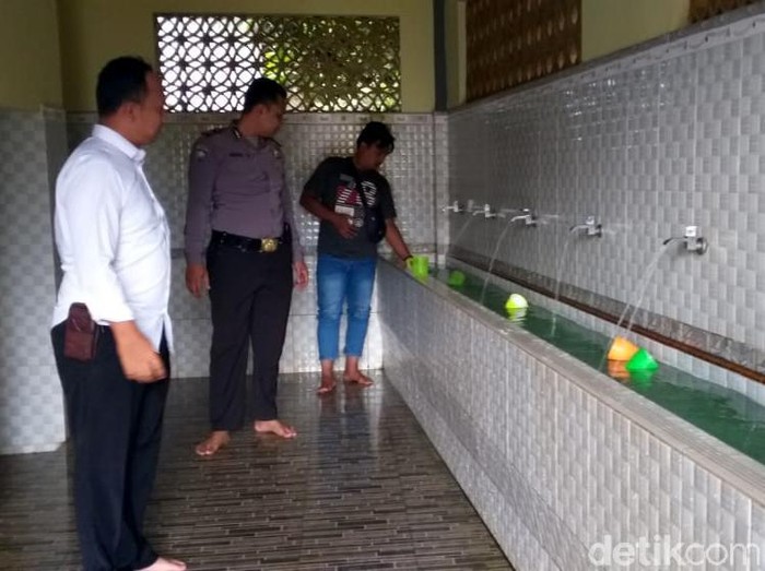 Air berwarna hijau terang misterius mengalir di kran masjid Kabupaten Pekalongan, Selasa (3/3/2020).