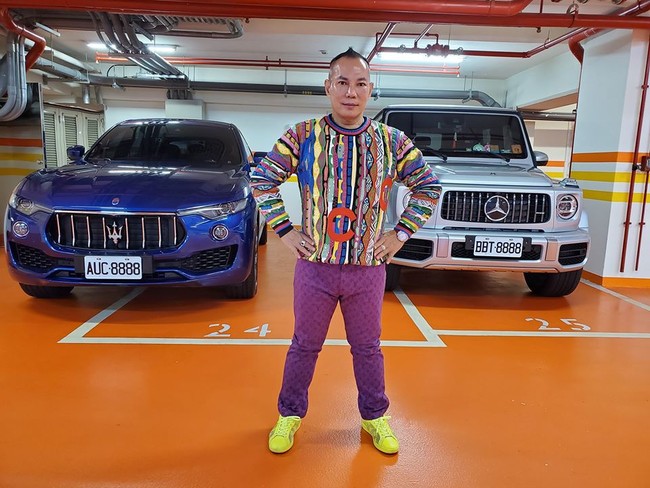 Hu menegaskan hidupnya jauh dari drama karena keempat istrinya hidup rukun. Mereka kerap minum teh sambil main kartu bersama.  Foto: Facebook