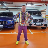 Hu menegaskan hidupnya jauh dari drama karena keempat istrinya hidup rukun. Mereka kerap minum teh sambil main kartu bersama.  Foto: Facebook