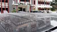 Begitu juga mobil-mobil, terutama yang berwarna hitam, terlihat berlapis abu.