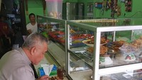 Kangen makanan warteg semasa mahasiswa, tulis politisi PKS ini di keterangan foto. Masih memakai baju kerja, ia asyik duduk menikmati makanan khas warteg. Foto: Instagram idrisashomad