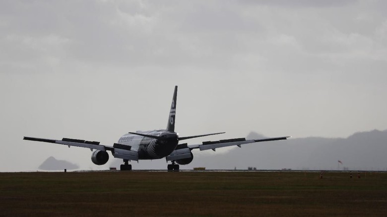 Air New Zealand AUCKLAND, NEW ZEALAND - FEBRUARY 05: Air New Zealand flight NZ1942 touches down at Auckland International Airport after departing from Wuhan, China on February 5, 2020 in Auckland, New Zealand. Flight NZ1962 departed Wuhan on Wednesday carrying 198 passengers, including five pilots, 11 cabin crew, and medical engineering staff. The majority of passengers New Zealand or Pacific Island nationals and will be quarantined for 14 days at Whangaparaoa military base, just north of Auckland, while the 35 Australian passengers will be transferred directly from Auckland to Christmas Island for quarantine. The death toll from coronavirus in China has now passed 490, while there are now more than 24,000 confirmed cases on the mainland. There are no confirmed cases of the virus in New Zealand, while Australia today confirmed a 13th case. (Photo by Dean Purcell-Pool/Getty Images)