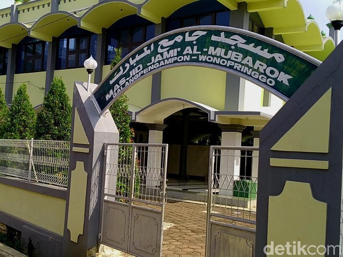 Air berwarna hijau terang misterius mengalir di kran masjid Kabupaten Pekalongan, Selasa (3/3/2020).