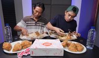 Ajak Kuli Bangunan Mukbang Ayam Goreng, Youtuber Ini Banjir Pujian