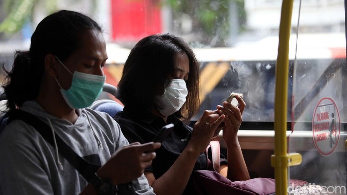 Indonesia belum lama ini laporkan kasus pertama 2 WNI positif virus corona. Sebagai langkah pencegahan, warga di Jakarta pun kenakan masker saat beraktivitas.