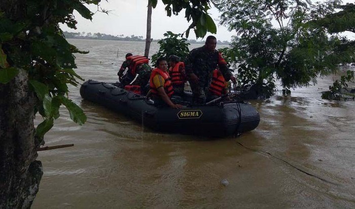 Kostrad Bantu Korban Banjir Karawang Banjir di Karawang, Jawa Barat, masih berlangsung. Kostrad pun turun membantu warga korban banjir.
