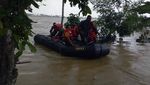Kostrad Bantu Korban Banjir Karawang